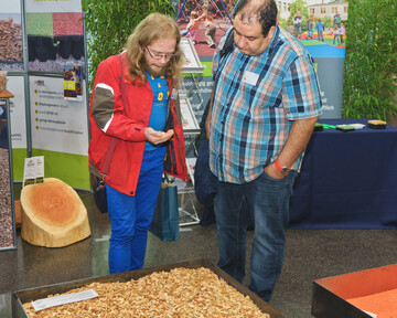 Begleitende Ausstellung: Groes Interesse zeigten die Teilnehmer der Fachtagung an den ausgestellten Fallschutzmaterialien, eines der Schwerpunktthemen der Fachtagung.