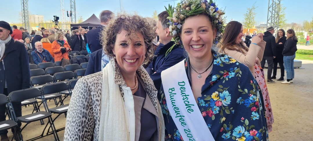 Die Deutsche BlumenfeeRegina Haindl mit Mannheims UmweltdezernentinDiana Pretzell