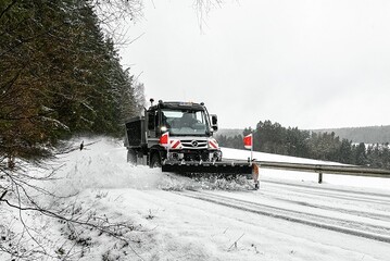 Die einscharigen Schneepflge der Serie Polyx von Bucher Municipal bestehen aus einer hochfesten Stahlkonstruktionen und Polyethylen Schar. 
