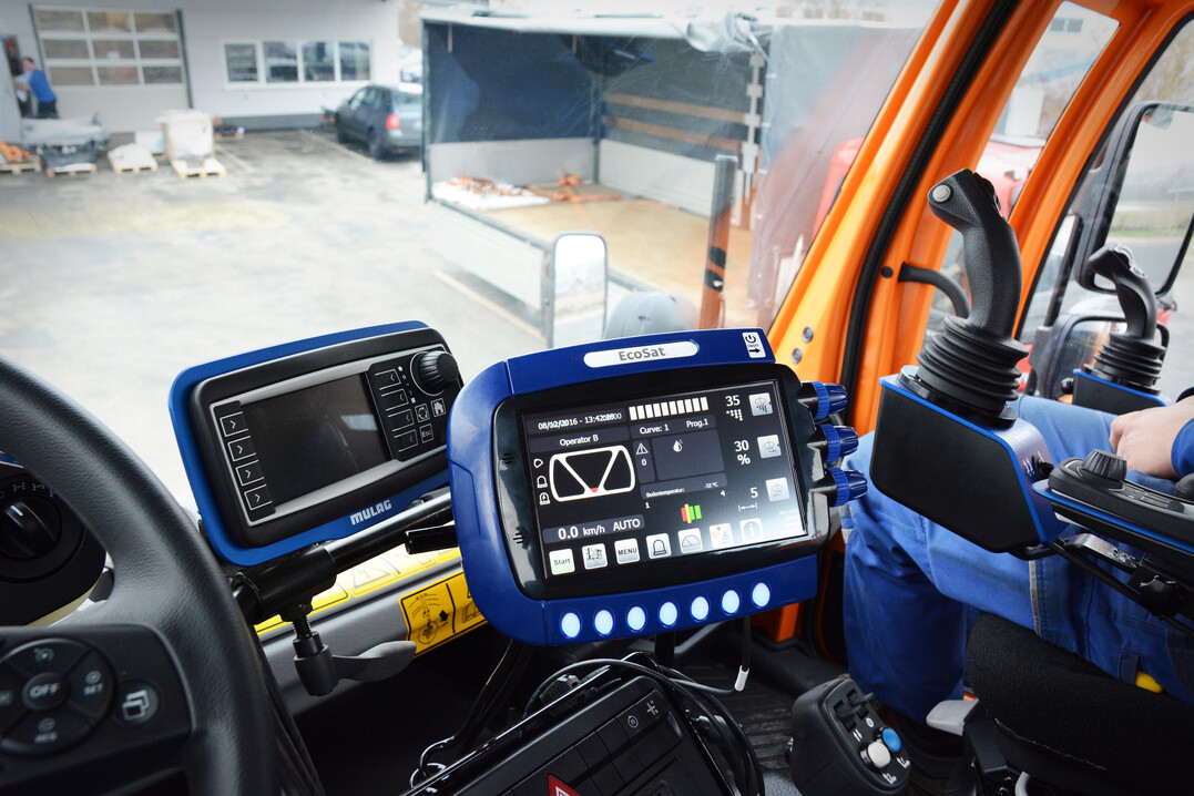 Die EcoSat-Steuerung mit ihrem 7-Zoll-Grafikdisplay erleichtert dem Fahrer die Bedienung. Damit kann er sich ganz auf das Verkehrsgeschehen konzentrieren.