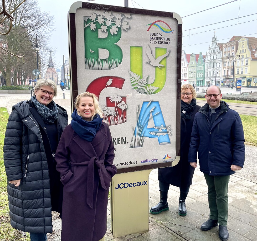 Freuen sich über den guten Start: Renate Behrmann (Ausstellungsbevollmächtigte der Deutschen Bundesgartenschau-Gesellschaft mbH), Anne-Kristin Weise (Social Media und Online-Marketing BUGA Rostock 2025), Josefin Rickert (Veranstaltungsmanagement BUGA Rostock 2025) sowie Oliver Fudickar, Geschäftsführer BUGA Rostock 2025 (von links).