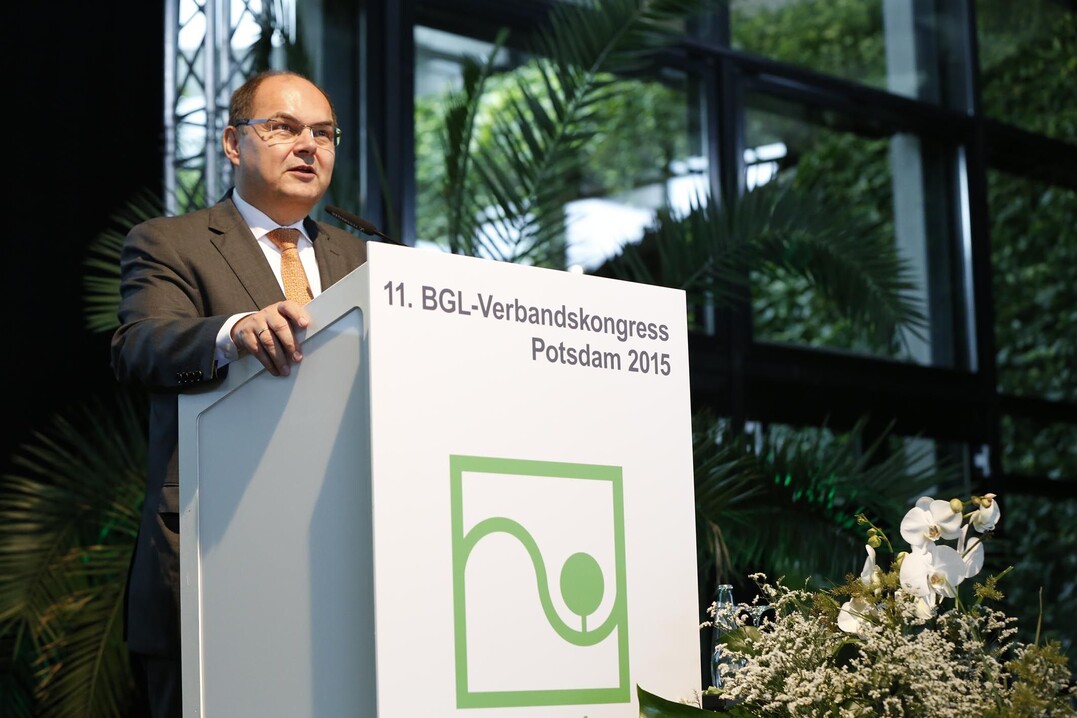 Bundesminister Schmidt unterstreicht auf dem BGL-Verbandskongress die Rolle des Garten- und Landschaftsbaus beim gerade veröffentlichten Grünbuch „Grün in der Stadt“ und zeigt entsprechend die Potentiale der Branche für eine engere Zusammenarbeit im jetzt beginnenden Weißbuch-Prozess auf.