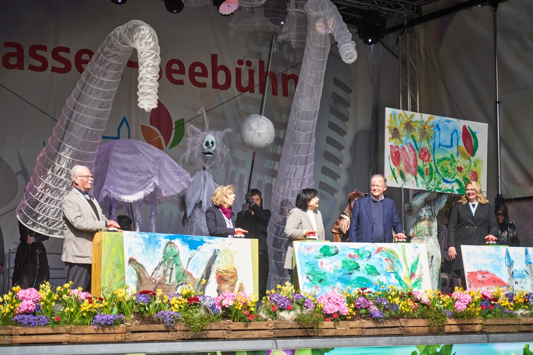 Siegfried Dann (FLN), Bürgermeisterin Franziska Schwarz, Landrätin Astrid Klinkert-Kittel, Ministerpräsident Stephan Weil und LAGA-Geschäftsführerin Ursula Hobbie eröffnen per Buzzer die Landesgartenschau.