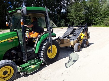 Am Neuenburger See, Schweiz, sorgt nun ein Cherrington 440 XL fr sauberen Sand und damit einen traumhaften und sicheren Badeaufenthalt.