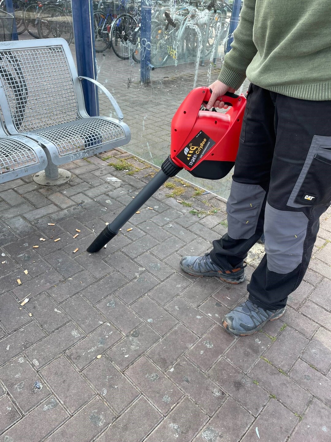 Handlich und profitauglich: TIGER-CityBee  der Kippensauger. Das Akkugert sammelt Problemabflle durch einen gezielten, punktuellen Luftsog ein.