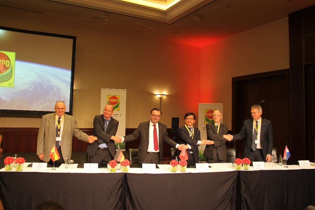 Compo-Vorstandsvorsitzender Stephan Engster (3. von links) und Jidong Zhai, Vice President der Kingenta Group (3. von rechts) sowie Repräsentanten der anderen Firmen besiegeln die Vereinbarung bei einem gemeinsamen Treffen am 19.06.2018 in Berlin.