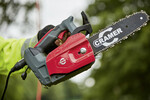 Cramers neue Top-Handle-Kettensäge 82TCS15 erleichtert die schwierigsten Arbeiten.