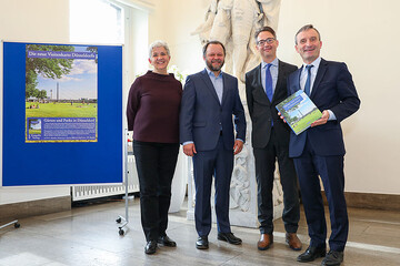 Oberbrgermeister Thomas Geisel (rechts) mit den Herausgebern des neu erschienenen Buches "Grten und Parks in Dsseldorf" Doris Trkel, Christof Baier und Stefan Schweizer (v.l.). 