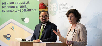 Christian Khn, Parlamentarische Staatssekretr im Bundesumweltministerium, und BfS-Prsidentin Inge Paulini stellten die Studie vor.