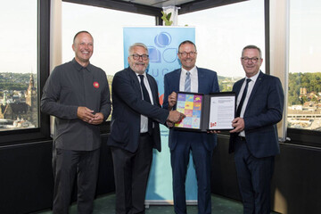 Die Bewerbung ist berreicht. von links: Holger Bramsiepe (Vorsitzender des Frdervereins BUGA 2031 Wuppertal), Jochen Sandner (Geschftsfhrer der DBG), OB Uwe Schneidewind und Jrgen Mertz (Vors. GV DBG)
