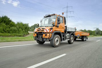 Der Unimog U 323, das neue Top-Modell der Unimog-Mittelklasse (300er Baureihe) von Mercedes-Benz, hat mit 170 kW (231 PS) nicht nur mehr Leistung. Der neue U 323 wird auch in den beiden Radstnden 3000 und 3600 Millimeter und mit einem maximalen zulssigen Gesamtgewicht von 14,0 Tonnen angeboten.