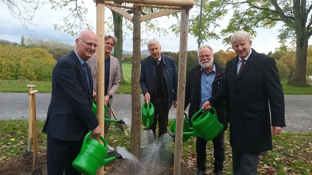 Dieter Fuchs (l.) mit David Baier, Prof. Dr. Klaus Neumann, Götz Stehr und Jan-Dieter Bruns bei der Baumpflanzung