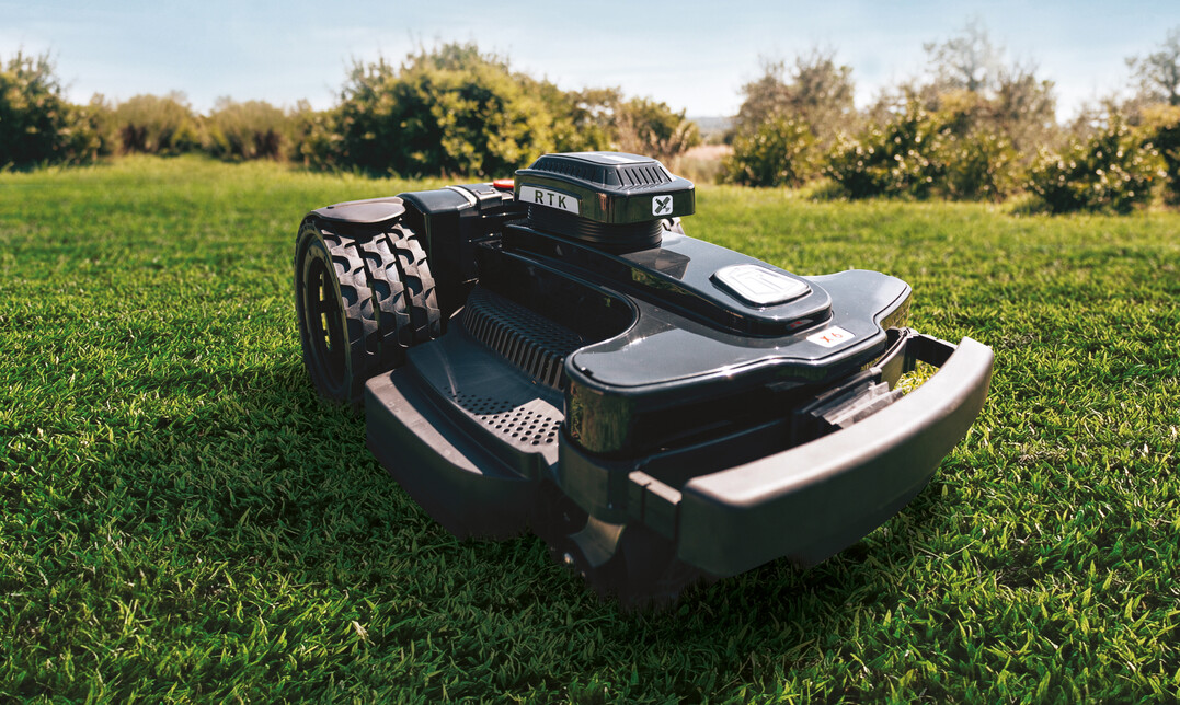 Der innovative NEXT TECH LX6 RTK mäht Rasenflächen von bis zu 10.000 Quadratmetern und benötigt keinen Begrenzungsdraht.