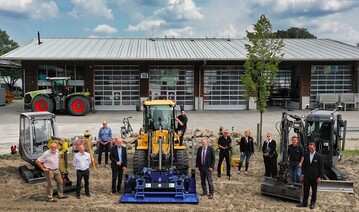 Sehen sich die neuesten DEULA-Anschaffungen an: Karl Werring, Prsident der Landwirtschaftskammer NRW (4. v. l.) und Staatssekretr Dr. Heinrich Bottermann (6. v. l.) aus dem Landwirtschaftsministerium NRW.