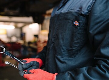 Seit der Einfhrung des Unternehmens vor fast 100 Jahren whlen Mitarbeiter aus allen Lebensbereichen Dickies als erste Wahl, wenn es um langlebige, funktionale und robuste Kleidungsstcke geht. 