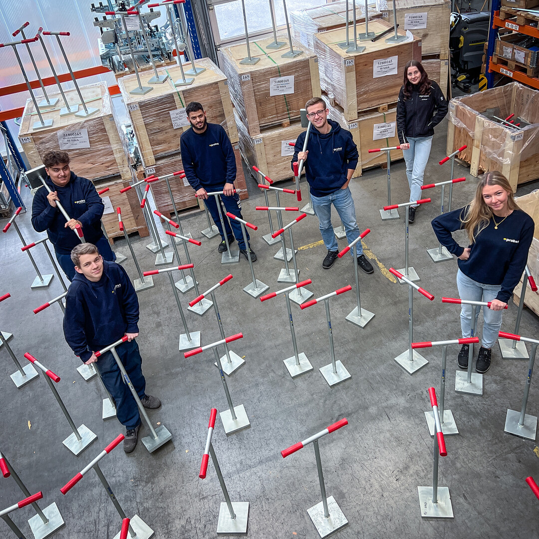 Die Probst Auszubildenden (Auszubildende für Industriekaufleute, Fachkraft für Lagerlogistik & Konstruktionsmechanik)
sind stolz auf ihr fertiges Produkt.