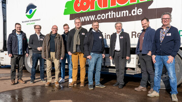 Die Referenten zusammen mit der Geschftsfhrung der Firma corthum, inklusive Auendienst. Von links nach rechts:Nick Burkhardt (Mitglied der Geschftsfhrung), Dr. Bernhard Scharf, (BOKU Wien), Bernward Pawliczak (corthum Auendienst), Paul Ruess (Sohn von Uwe Schnthaler), Tom Kirsten (.b.v. Sachverstndiger, LfULG Dresden), Florian Pietsch (Grnflchenamt Stadt Esslingen), Johannes Prgl (Moderator, Bodeninstitut Prgl), Bjrn Ackermann (corthum Auendienst), Uwe Schnthaler (Geschftsfhrer).