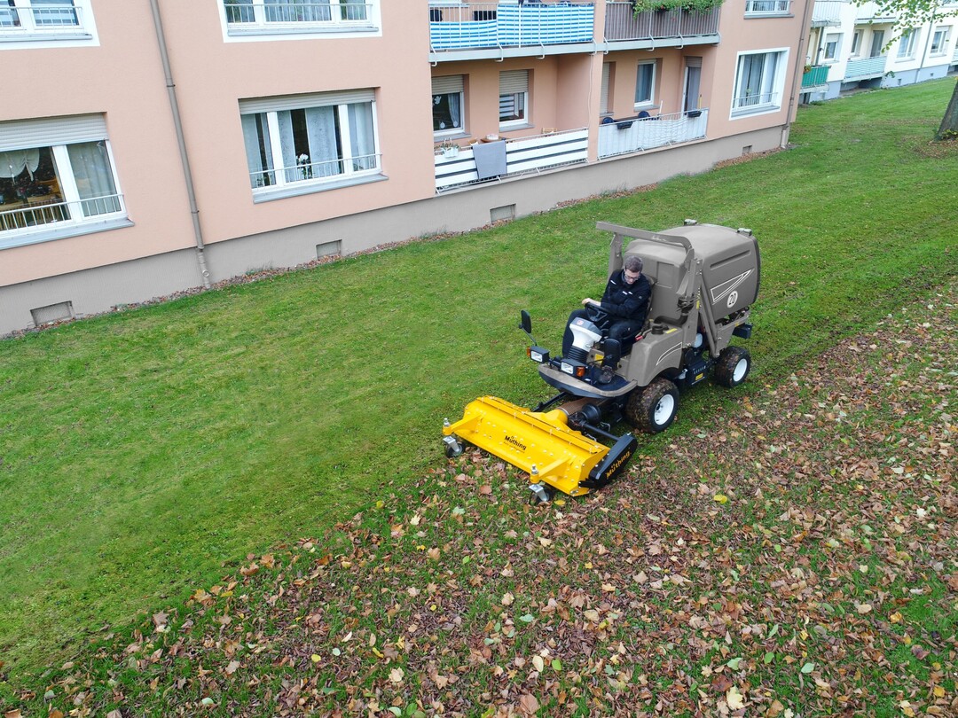 Mit dem neuen Müthing-Mulchgerät MU-COLLECT Vario ist beides möglich: Ein optimales Mulchergebnis und eine perfekt geräumte Fläche. Erhältlich in den Arbeitsbreiten 1,4 und 1,6 m von 20 bis 40 PS oder hydraulisch angetrieben mit 30 bis 70 l/min.