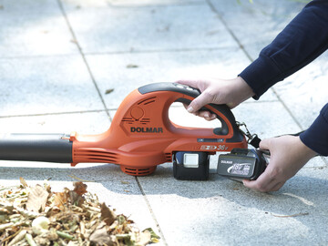 Auf der demopark stellt Dolmar neue Gerte vor, die ber eine Aufnahme fr zwei 18 Volt und 3,0 Amperestunden starke Akkus verfgen. Dies ermglicht die Nut-zung bereits vorhandener Akkus dieser Leistungsklasse, egal ob von Dolmar oder Makita, und spart Kosten.
