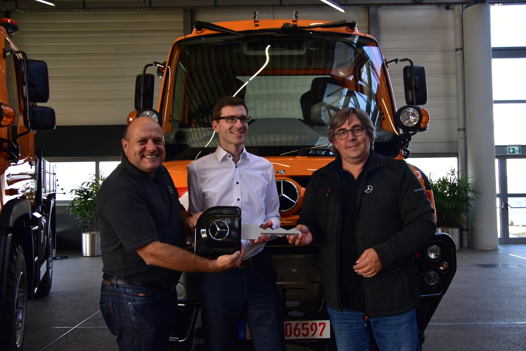Großer Deal, großer Auftritt: Tim Oßwald (Wilhelm Mayer Nutzfahrzeuge, Mitte) und Rolf Trampert (Mercedes-Benz Werk Wörth, links) übergaben fünf neue Unimog an Gerhard Gruber, Geschäftsführer der Centrum Service GmbH.