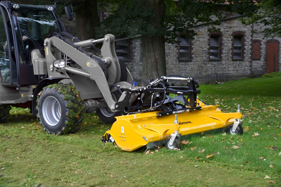 Neue Mthing Laderaufnahme MU-CONNECT 200 mit patentiertem virtuellem Zugpunkt, dass Mulchgert wird gezogen und kann so jeder Bodenkontur perfekt folgen.