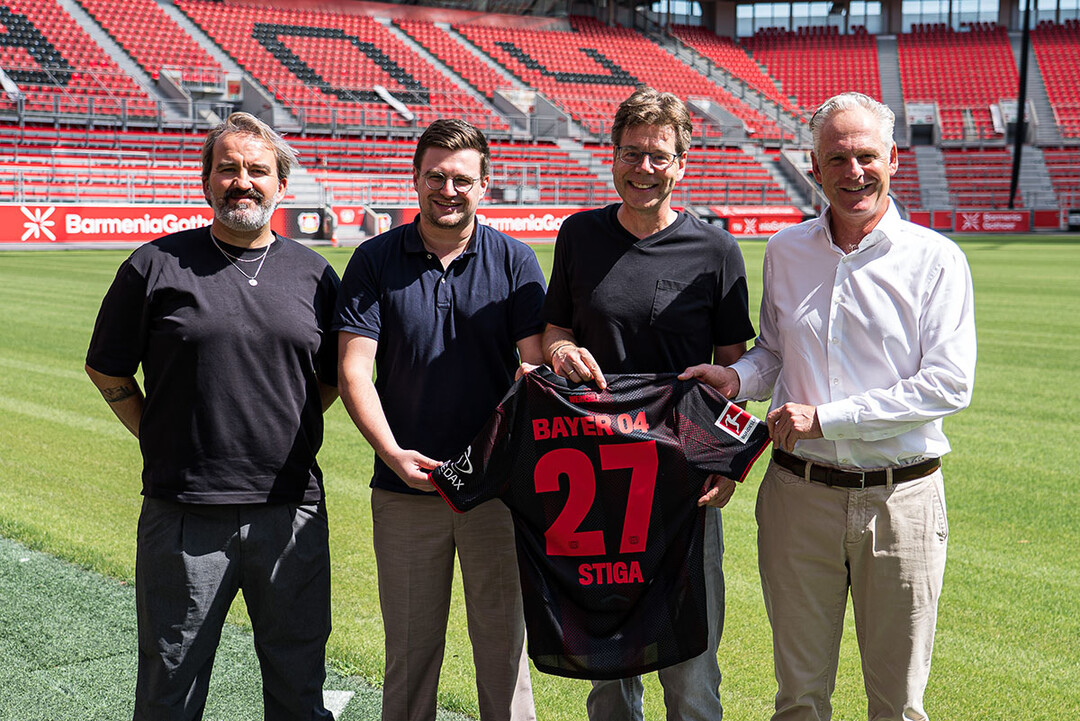 Freuen sich über die verlängerte Partnerschaft: Christian Schnabel (Senior Sales Manager, SPORTFIVE), Josua Lehr (Leitung Pre-Sales und Produktentwicklung B2B, Bayer 04 Leverkusen), Marc Gerster (Geschäftsführer STIGA GmbH) und Felix Duden (Geschäftsführer TecArena-Plus GmbH) (v. l. n. r.)