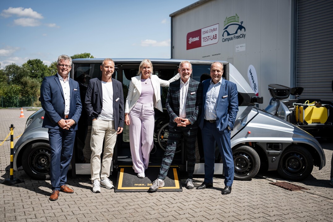 v.l. Dirk Keller (Geschftsfhrer Edag Production Solution), Gerhard Krbel (Gesamtprojektleiter Campus FreeCity der Edag), Prof. Dr. Kristina Sinemus, Johannes Barckmann (Concept & Product Owner Edag CityBot), Harald Keller (COO Edag Engineering GmbH)