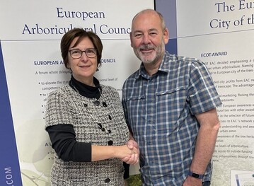 Neue Prsidentin aus Italien: Jonathan Cocking gratuliert Stefania Gasperini zur Wahl. Sie ist die erste Prsidentin des EAC. 