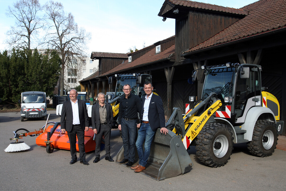Ihre ersten beiden Elektro-Radlader hat jetzt die Stadt Stuttgart übernommen. Von links Matthias Aicheler (Kramer-Werke), Volker Schirner (Leiter des Garten-, Friedhofs- und Forstamtes), Dirk Thürnau (Technischer Bürgermeister) und Torsten Schuckert (Prokurist eberle-hald).