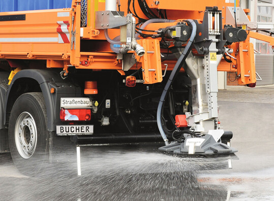 Ein wichtiger Baustein der FS 100 Feuchtsalztechnologie von Bucher Municipal ist die Streu-einheit BrineStar zum breitflchigen Ausbringen reiner Sole. Sie erzielt ein przises Streubild mit einer Streubreite bis 12 Metern.