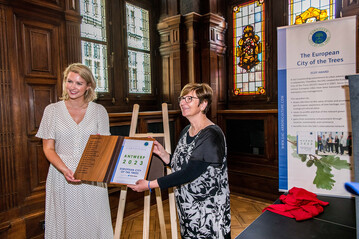 EAC-Prsidentin Stefania Gasperini (rechts) berreichte Els van Doesburg, Vizebrgermeisterin von Antwerpen, die ECOT-Urkunde und das Holzbuch, in dem alle Europischen Stadtbaum-Preistrger verewigt sind.
