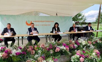  Von links: Thomas Hehl, Geschftsfhrer der Landesgartenschau Ingolstadt 2020 GmbH, Oberbrgermeister Dr. Christian Scharpf, Staatsministerin Michaela Kaniber, Gerhard Zh, Vorsitzender der Bayerischen Landesgartenschau GmbH und Maximilian Heyland, Geschftsfhrer der Landesgartenschau Ingolstadt 2020 GmbH.