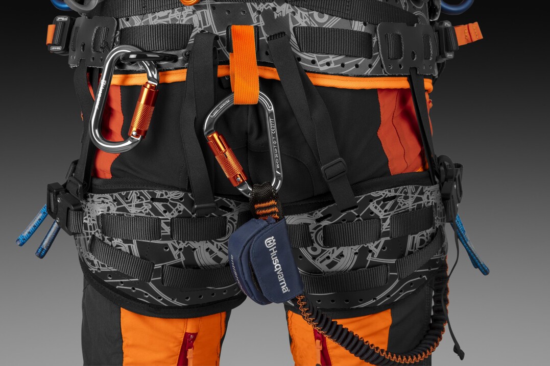 Neu im Programm von Husqvarna ist Kletterausrstung wie dieser Klettergurt mit Zubehr.