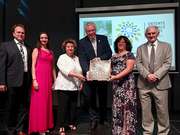 Sieger aus Deutschland umrahmt von der Entente Florale-Jury: Jaroslav Brzak (v.l. Tschechien), Eszther Toth (Ungarn), Hildegunde Henrich (Deutschland), Hxters Brgermeister Daniel Hartmann, Baudezernentin Claudia Koch und Jury-Chef Christy Boylan (Irland). Foto: Huxarium Gartenpark Hxter.