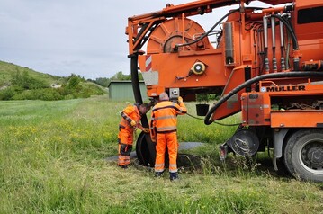 Beim Close-Fit-Lining-Verfahren wird ein gefaltetes PE-Kunststoffrohr in die alte, defekte Rohrleitung eingezogen und anschlieend thermisch in die runde Originalform gebracht.