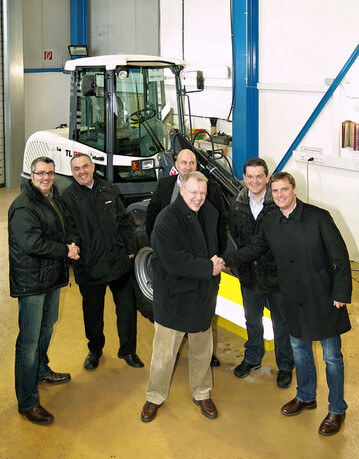 Bei einem Strategietreffen im zentralen Terex-Werk Crailsheim wurde die enge Partnerschaft zwischen Terex Compact und den Vertretern der Firmengruppe Bhrer, des neuen Haupthndlers in Baden-Wrttemberg per Handschlag besiegelt: (von rechts) Matthias Meiser fr die Geschftsfhrung der Bhrer-Firmengruppe und Niederlassungsleiter in Kirchheim unter Teck, Oliver Merkle, Leiter der Bhrer-Niederlassung Villingendorf, Oliver Weinktz, Leiter der neuen Niederlassung im Rhein-Neckar-Kreis, Andreas Hactergal (vorn), Terex-Vertriebsleiter fr Deutschland, Werner Purkart, Terex-Businessmanager fr Sddeutschland, sowie Michael Ftterer, Verkaufsteam Bhrer Baumaschinen. 
