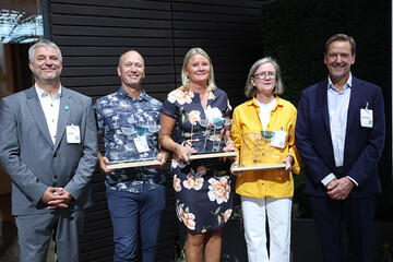 Der ELCA-Trendpreis 2022 geht nach Schweden: ELCA-Prsident Henrik Bos mit dem Gewinnerteam von Harpelinge Retirement Home (v.l.): Roger Larsson, Heidi Nilsson, Kerstin Teutsch  ganz rechts: Reprsentant fr Skandinavien im ELCA-Prsidium, Kenneth Lundin.