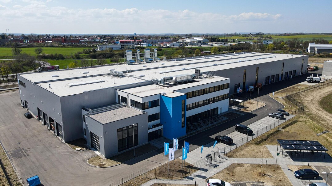 Die neue FAUN Fabrik für Straßenkehrmaschinen liegt verkehrsgünstig an der Autobahn A14, zwischen Leipzig und Dresden