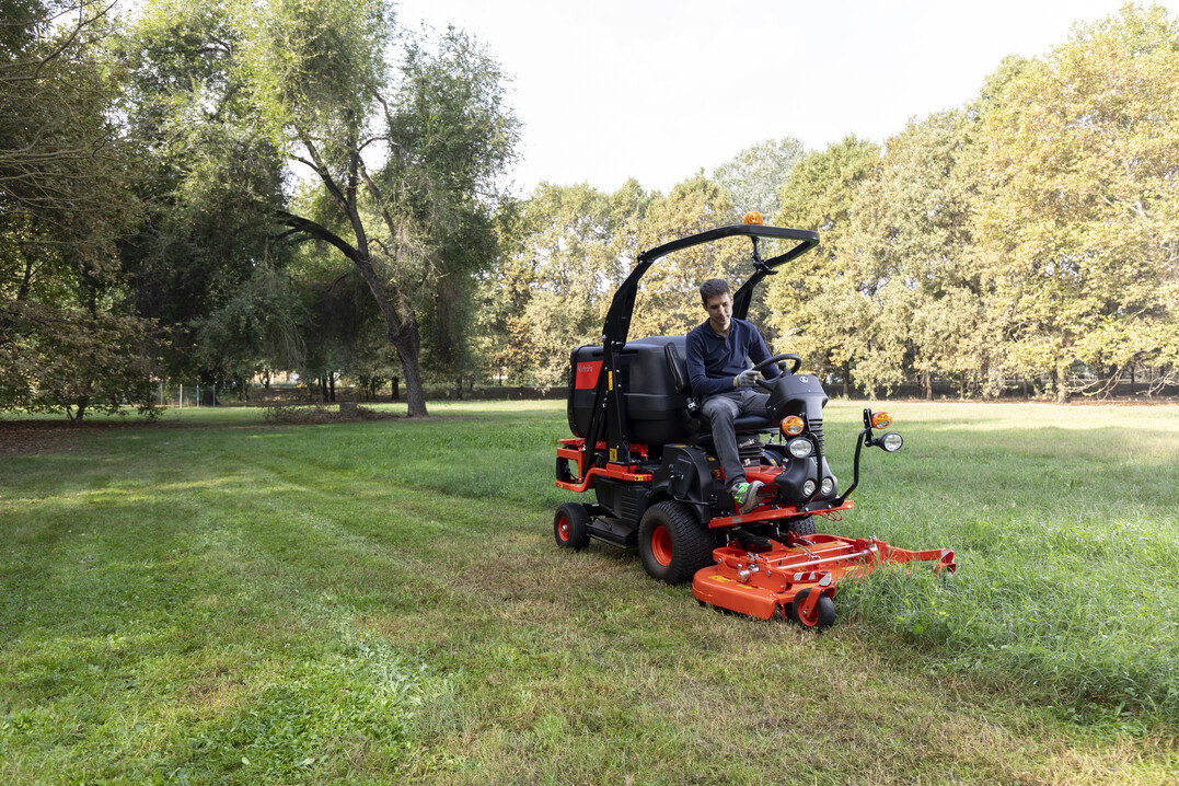 Der FC3-221E ist eine vielseitige 2WD-Maschine, die die Kraft und Leistung bietet, um eine Vielzahl von Rasenanwendungen zu bewältigen