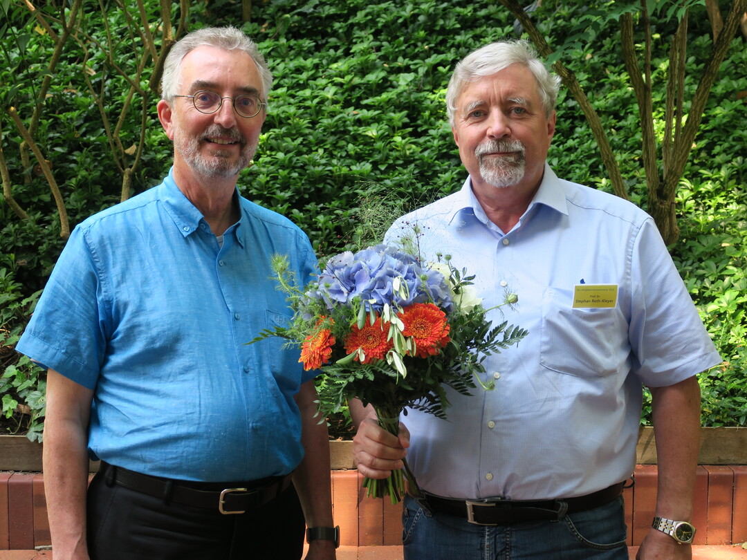Auf der diesjhrigen FLL-Mitgliederversammlung im Juni 2023 erhielt Prof. Dr. Stephan Roth-Kleyer als Zeichen der Anerkennung fr sein langjhriges Engagement in der FLL-Regelwerksarbeit den Strau des Prsidenten, den ihm Prof. Dr. Ulrich Kias in seiner Funktion als FLL-Prsident berreichte.