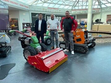 (v.l.n.r.) David Schulze Hillert, Geschftsfhrer FORAS GmbH, Bastian Meyer, Leiter Innendienst FORAS GmbH, und Florian Weiss, Gebietsleiter Rapid Technic GmbH besiegeln die gemeinsame Partnerschaft.