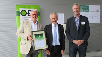 Die Geschftsfhrer der Baumpflege Bollmann GmbH, Hans Rhiem (l.) und Michael Hartmann (r.), mit Reinhold Knittel, Geschftsfhrer der SVLFG.