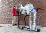 Graffiti-Entfernung mit dem Tornado ACS-Unterdruckstrahlsystem.