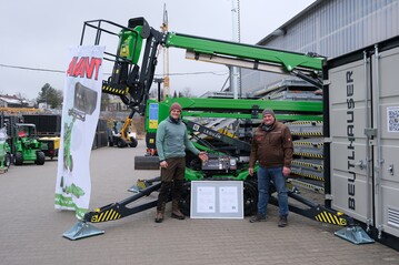 Auf den Nivelliertagen bei Beutlhauser in Passau bergab Produktmanager Christian Aulinger (rechts) die neue Leguan 190 an Baumpfleger Markus Bauer