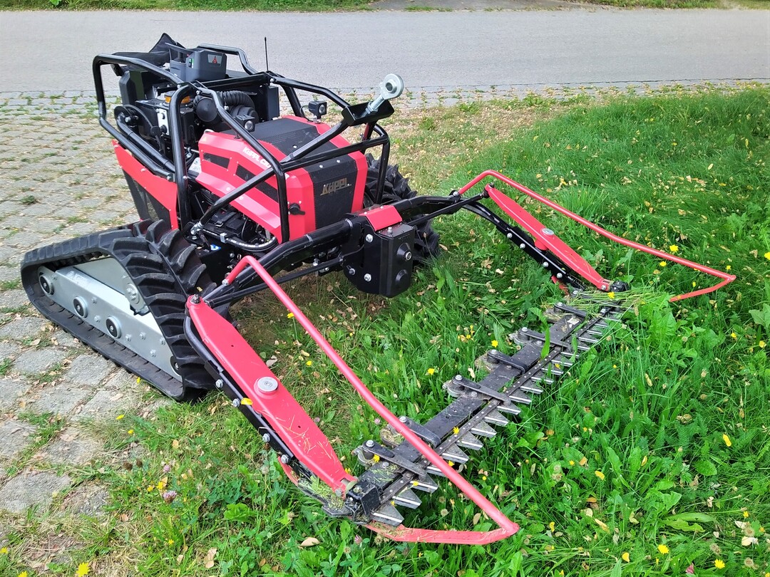 Funkferngesteuerter und autonom steuerbarer Raupen-Gertetrger mit Messer-Mhbalken zur naturfreundlichen Mahd