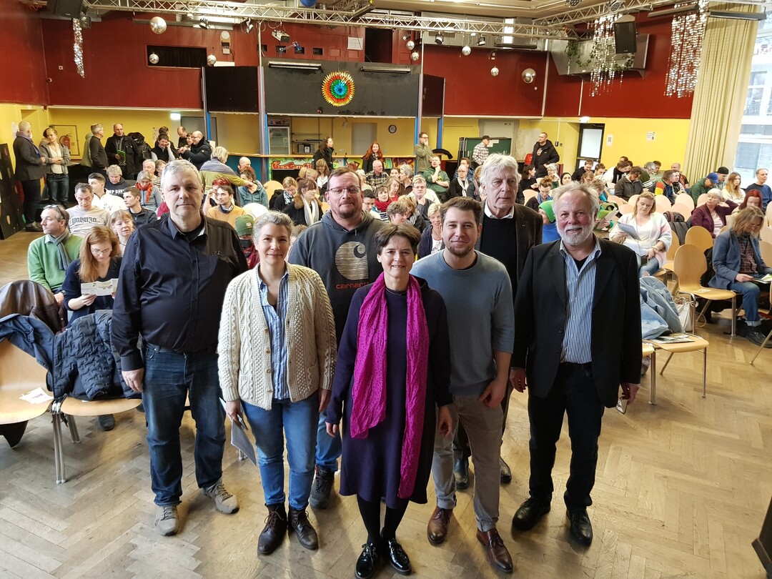 Geballte Kompetenz fr maximal Grn mit heimischen
Wildstauden, von l. n .r: Dr. Christian Schmid-Egger (Dt. Wildtier-Stiftung), Luise Blank
(Gartengestalterin), Sebastian Bader (Ingenieurbro Staude&Stein), Bettina de la
Chevallerie (DGG), Dominik Jentzsch (Stiftung Mensch und Umwelt), Prof. Dr. Klaus
Neumann (DGG), Gtz Stehr (DGG)