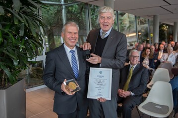 Der Preistrger Helmut Kern (links) mit Prof. Dr. Klaus Neumann, Prsident der DGG