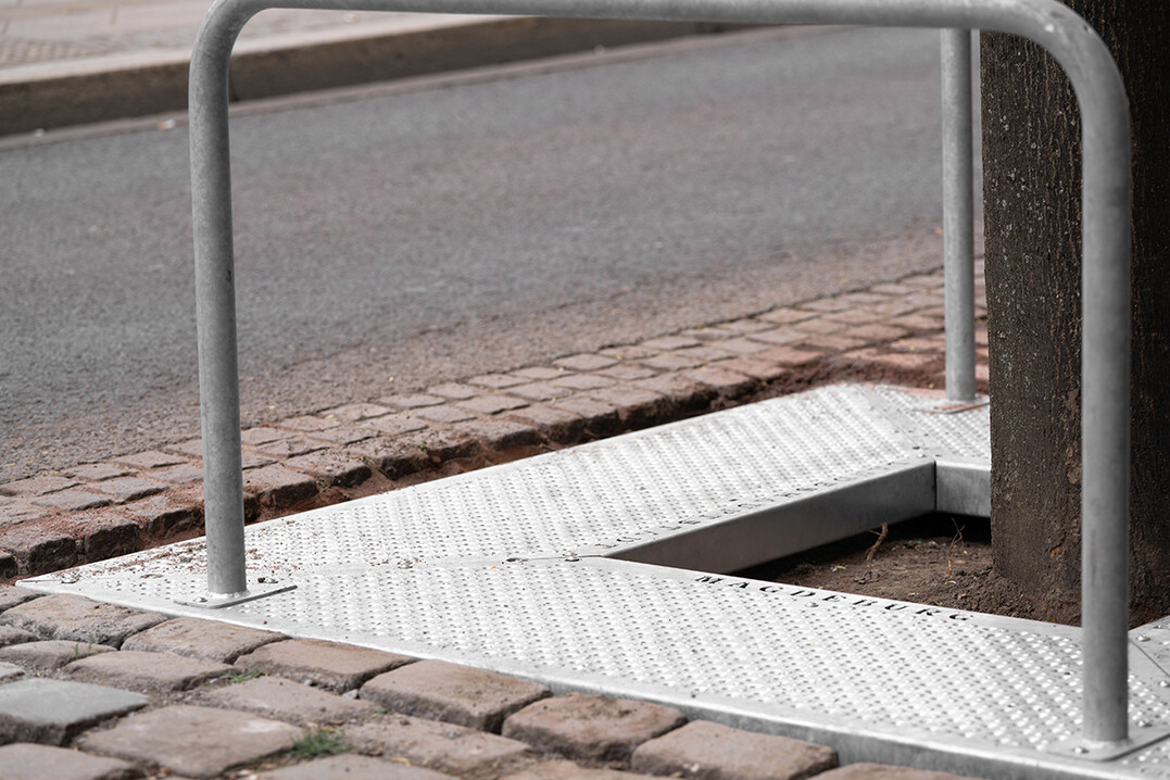 Gemeinsam mit den Blechspezialisten von Graepel entstand ein wegweisender Baumschutzrost. Das Bild zeigt die erste Installation in der Landeshauptstadt.
