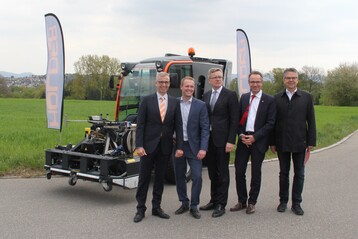 Bei der offiziellen Bekanntgabe des Firmenumzugs v.l.: Andreas Vorig (Vorsitzender der Geschftsfhrung Max Holder GmbH), Christian Mayer (technischer Geschftsfhrer Max Holder GmbH), Alexander Kreher (Finanz- und Wirtschaftsbrgermeister Stadt Reutlingen), Bernd Haug (Brgermeister Kirchentellinsfurt), Berthold Negwer (kommissarischer Amtsleiter Amt fr Wirtschaft und Immobilien Stadt Reutlingen)