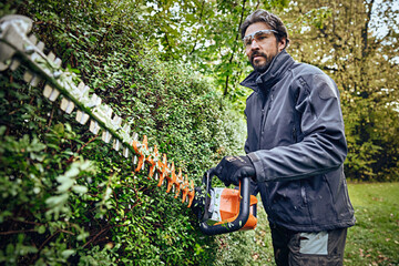 Dank ihres drehbaren Multifunktionsgriffs lsst sich die STIHL HSA 100 auch im Seiten- und Kopfschnitt krfteschonend fhren.